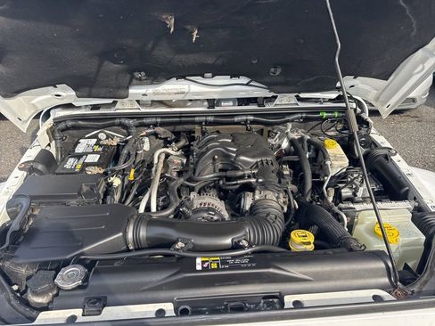 Used 2017 Jeep Wrangler Unlimited Sahara w/ Connectivity Group image 41