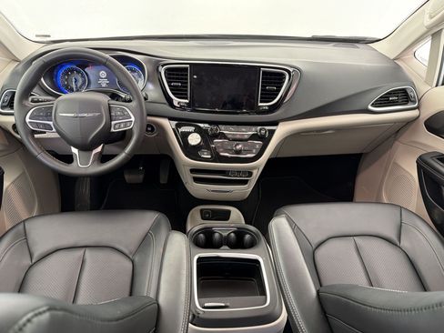 Used 2024 Chrysler Pacifica Touring-L FWD image 14