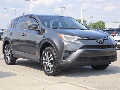 Used 2018 Toyota RAV4 LE FWD image 2