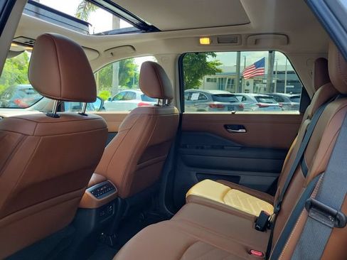 Used 2024 Nissan Pathfinder Platinum FWD image 10