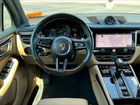 Used 2025 Porsche Macan image 9