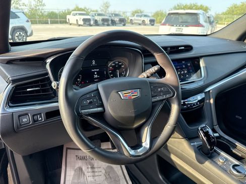 Used 2025 Cadillac XT6 Luxury FWD image 11