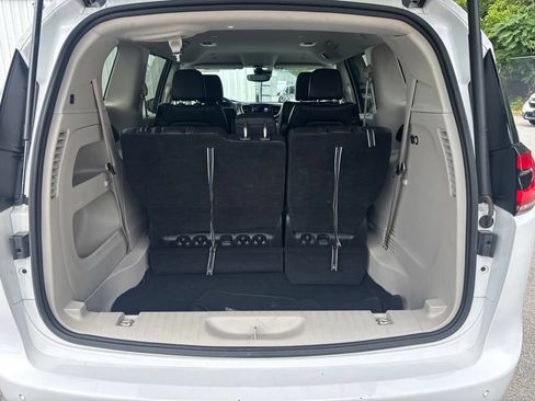 Used 2024 Chrysler Pacifica Touring-L FWD image 15