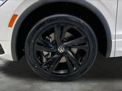 Used 2023 Volkswagen Tiguan SE R-Line image 29