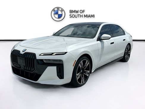 Certified 2025 BMW 740i w/ Premium Package RWD image 3