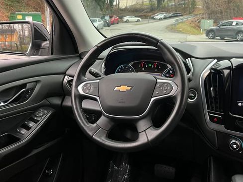 Used 2021 Chevrolet Traverse LT image 18
