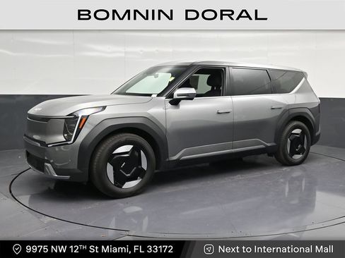 Used 2025 Kia EV9 Light RWD image 1