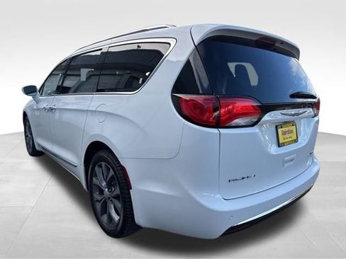 Used 2018 Chrysler Pacifica Limited image 6