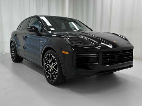 Used 2024 Porsche Cayenne Turbo image 2