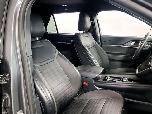 Used 2025 Ford Explorer ST-Line w/ ST-Line Street Pack AWD/4WD image 7