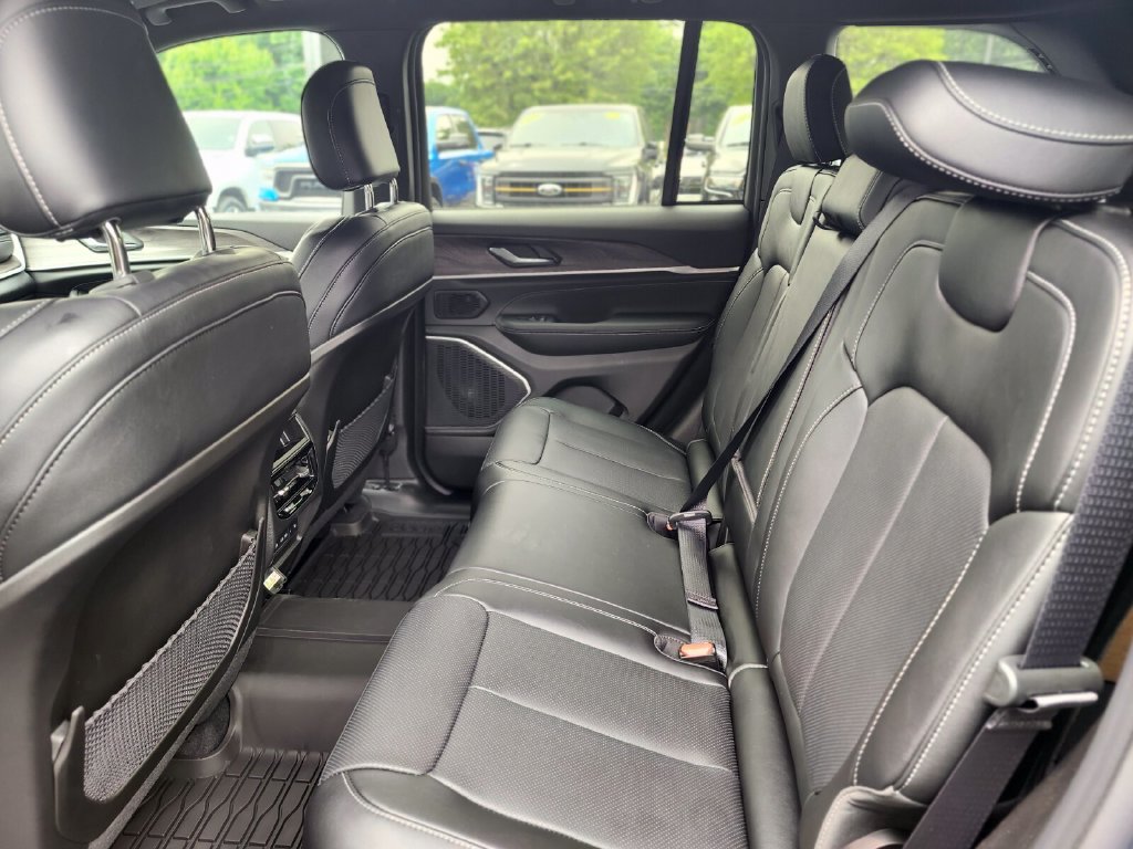 New 2026 Jeep Grand Cherokee Limited AWD/4WD image 16