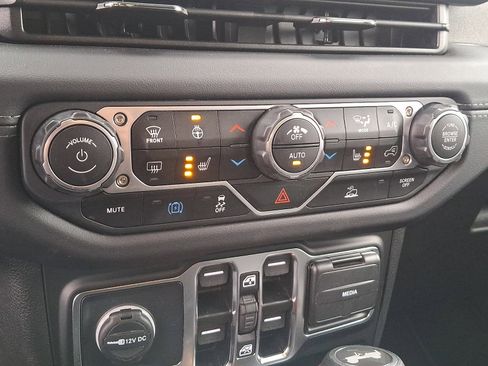 Used 2025 Jeep Wrangler Unlimited Sahara image 14