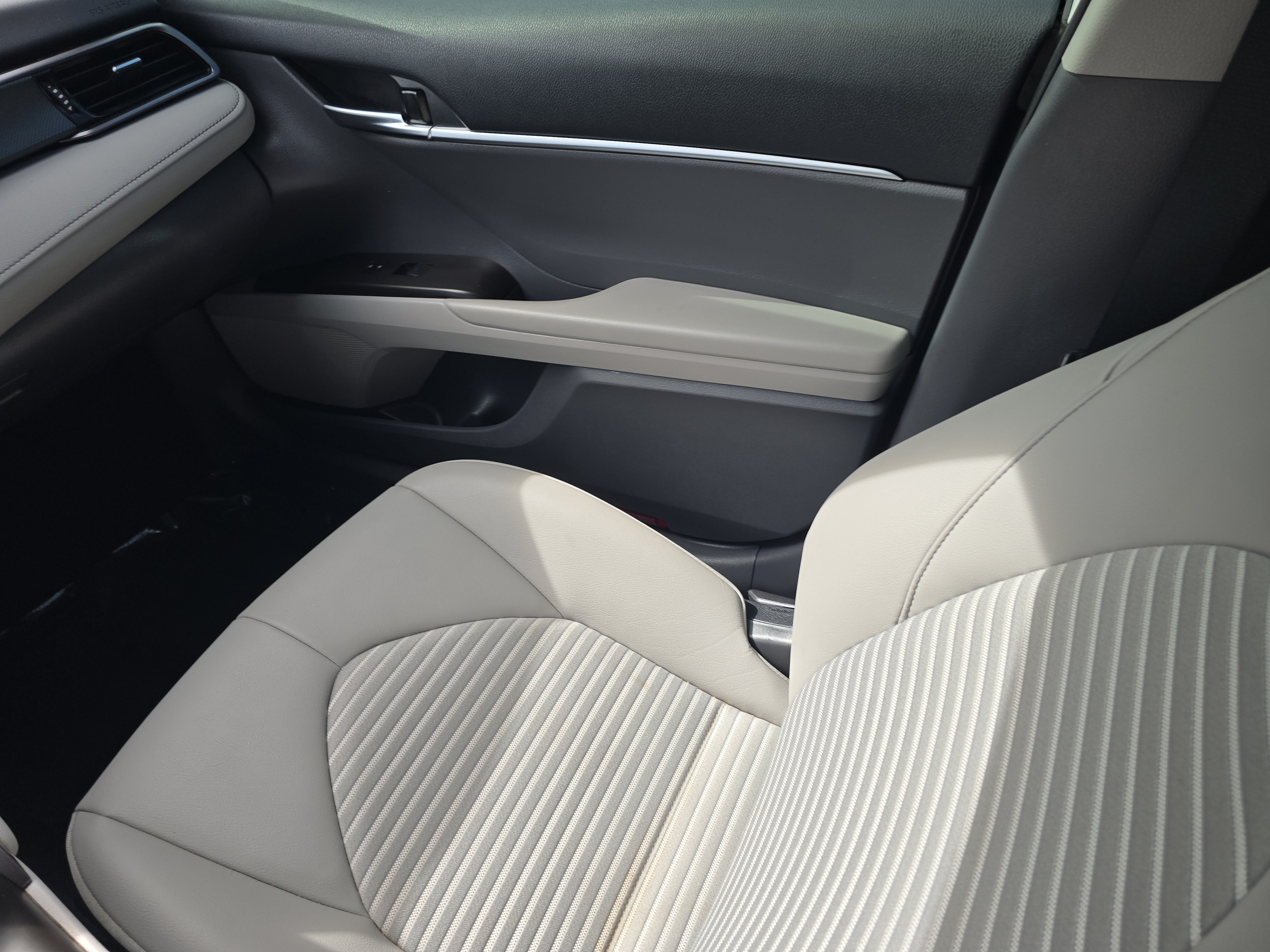 Used 2022 Toyota Camry SE w/ Audio Upgrade Package FWD image 15