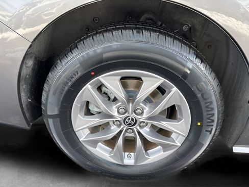 Used 2022 Toyota Sienna LE image 11