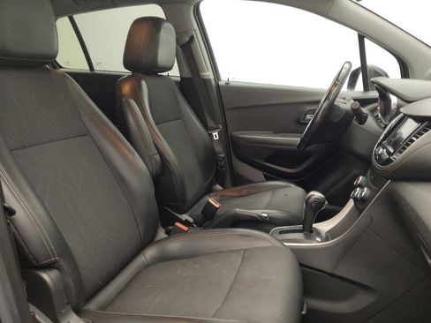 Used 2020 Chevrolet Trax LT w/ Sun & Sound Package FWD image 21