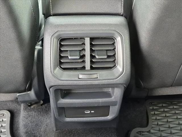 Used 2023 Volkswagen Taos SE w/ Panoramic Sunroof Package FWD image 15