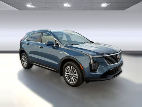 Used 2025 Cadillac XT4 Premium Luxury image 7