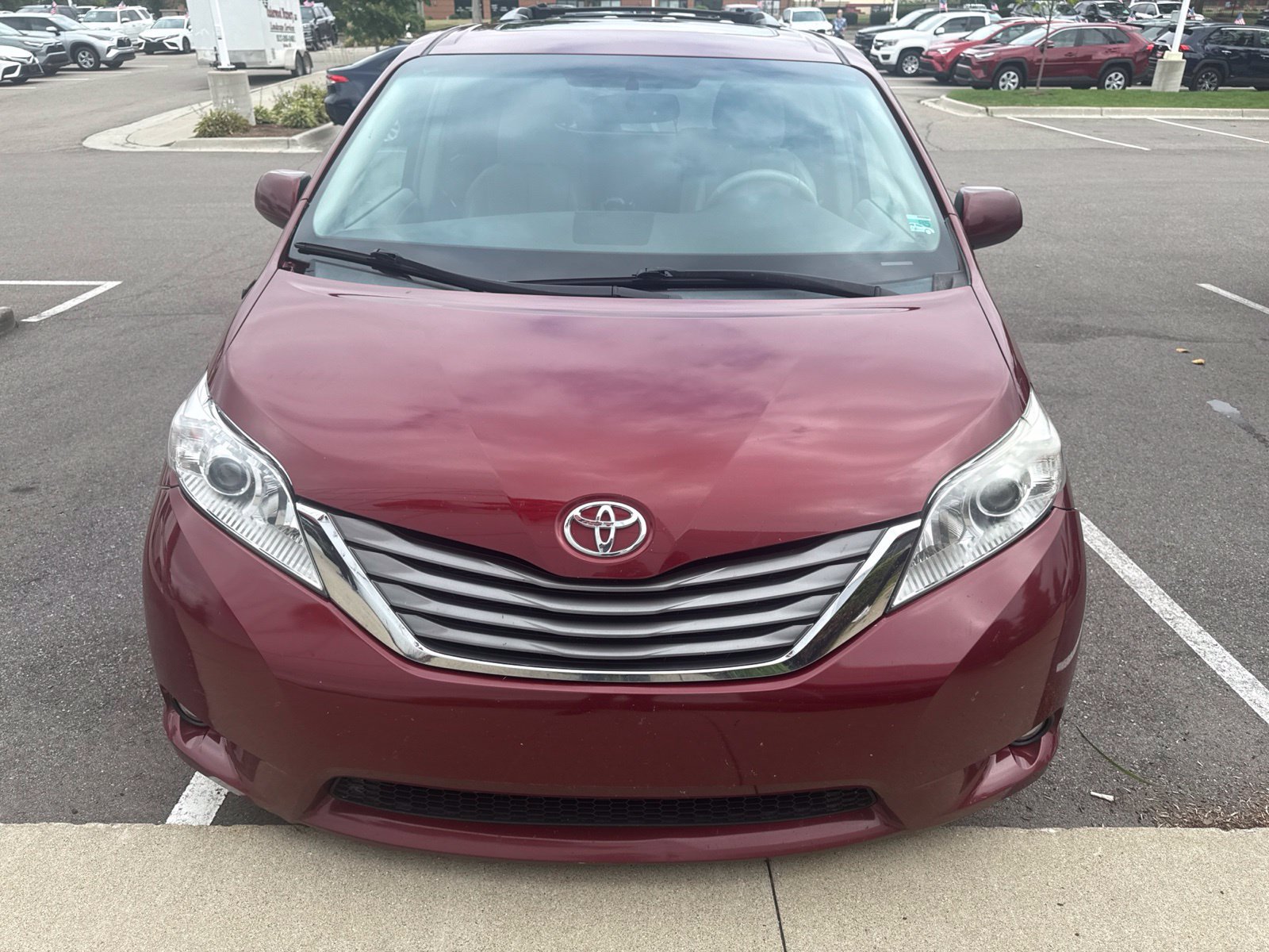 Used 2012 Toyota Sienna XLE FWD image 2