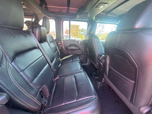 Used 2018 Jeep Wrangler Unlimited Sahara image 9
