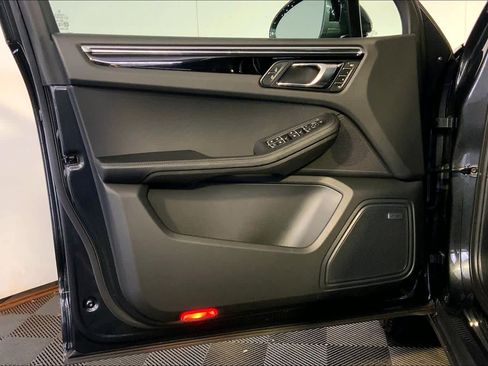 Used 2025 Porsche Macan image 25