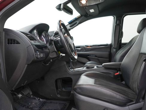 Used 2019 Dodge Grand Caravan SXT w/ Blacktop Package FWD image 25