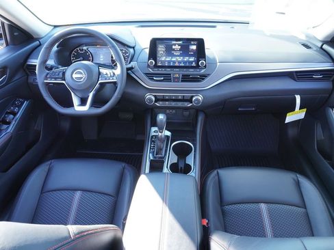 Used 2025 Nissan Altima 2.5 SR image 11