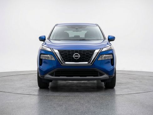 Used 2025 Nissan Rogue SV image 2