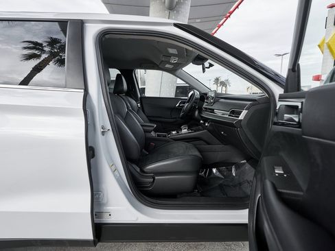 Used 2023 Mitsubishi Outlander SE image 12