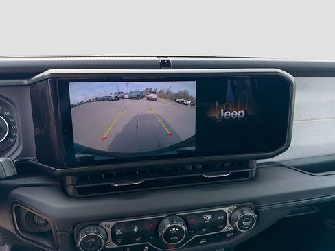 Used 2024 Jeep Wrangler Sahara image 30