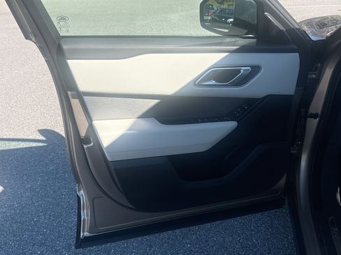 Used 2022 Land Rover Range Rover Velar R-Dynamic S image 21