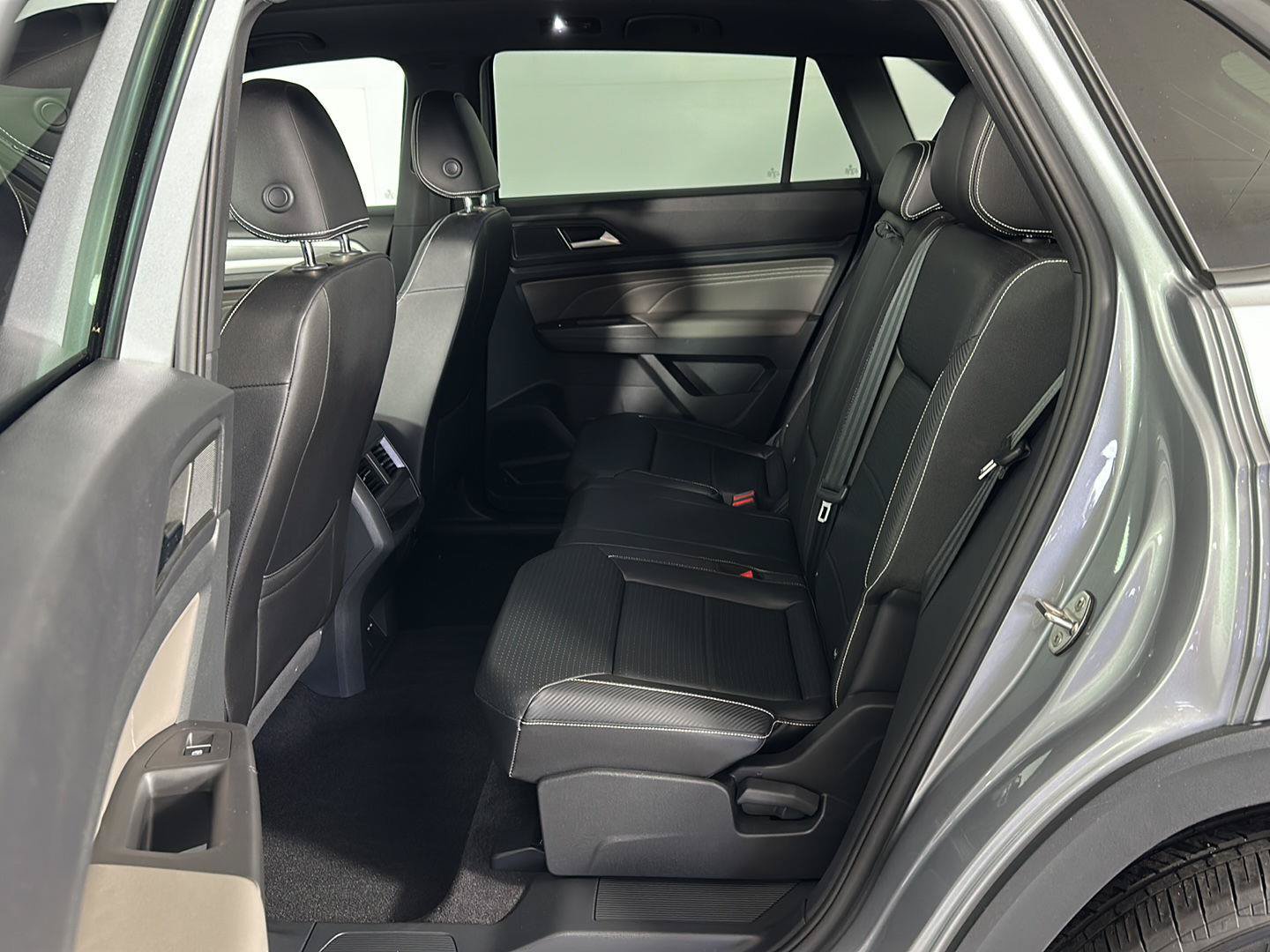Used 2023 Volkswagen Atlas Cross Sport SEL R-Line AWD/4WD image 27
