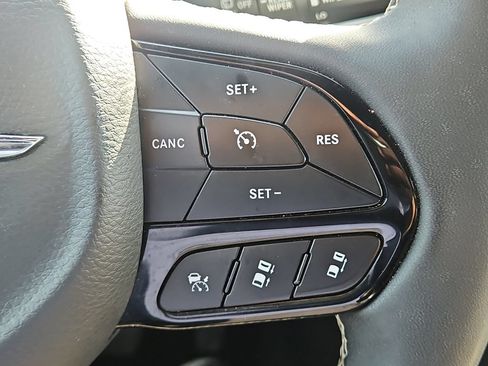 Used 2024 Chrysler Pacifica Limited FWD image 25