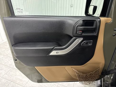 Used 2015 Jeep Wrangler Unlimited Rubicon w/ Dual Top Group AWD/4WD image 23