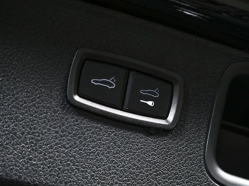 Certified 2025 Porsche Macan image 33