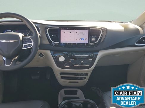 Used 2022 Chrysler Pacifica Touring-L image 13