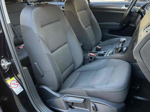 Used 2018 Volkswagen e-Golf SE w/ DC Fast Charging Package image 37