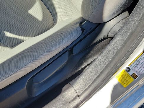 Used 2021 Toyota Corolla LE image 17