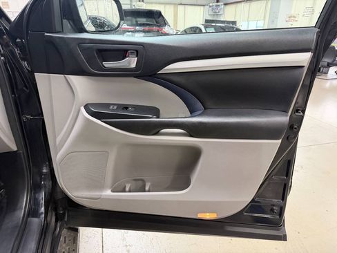 Used 2017 Toyota Highlander XLE AWD/4WD image 17