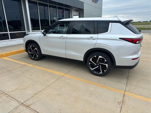 Used 2022 Mitsubishi Outlander ES FWD image 3