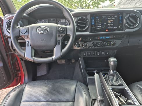 Used 2018 Toyota Tacoma TRD Sport AWD/4WD image 18