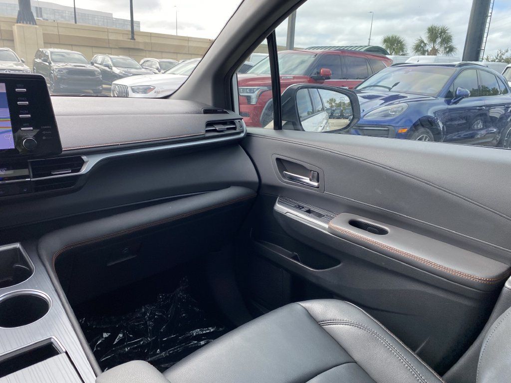 Used 2021 Toyota Sienna XSE FWD image 4