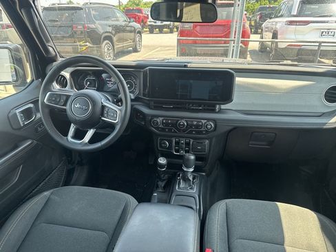 Used 2025 Jeep Wrangler Unlimited Sahara AWD/4WD image 7