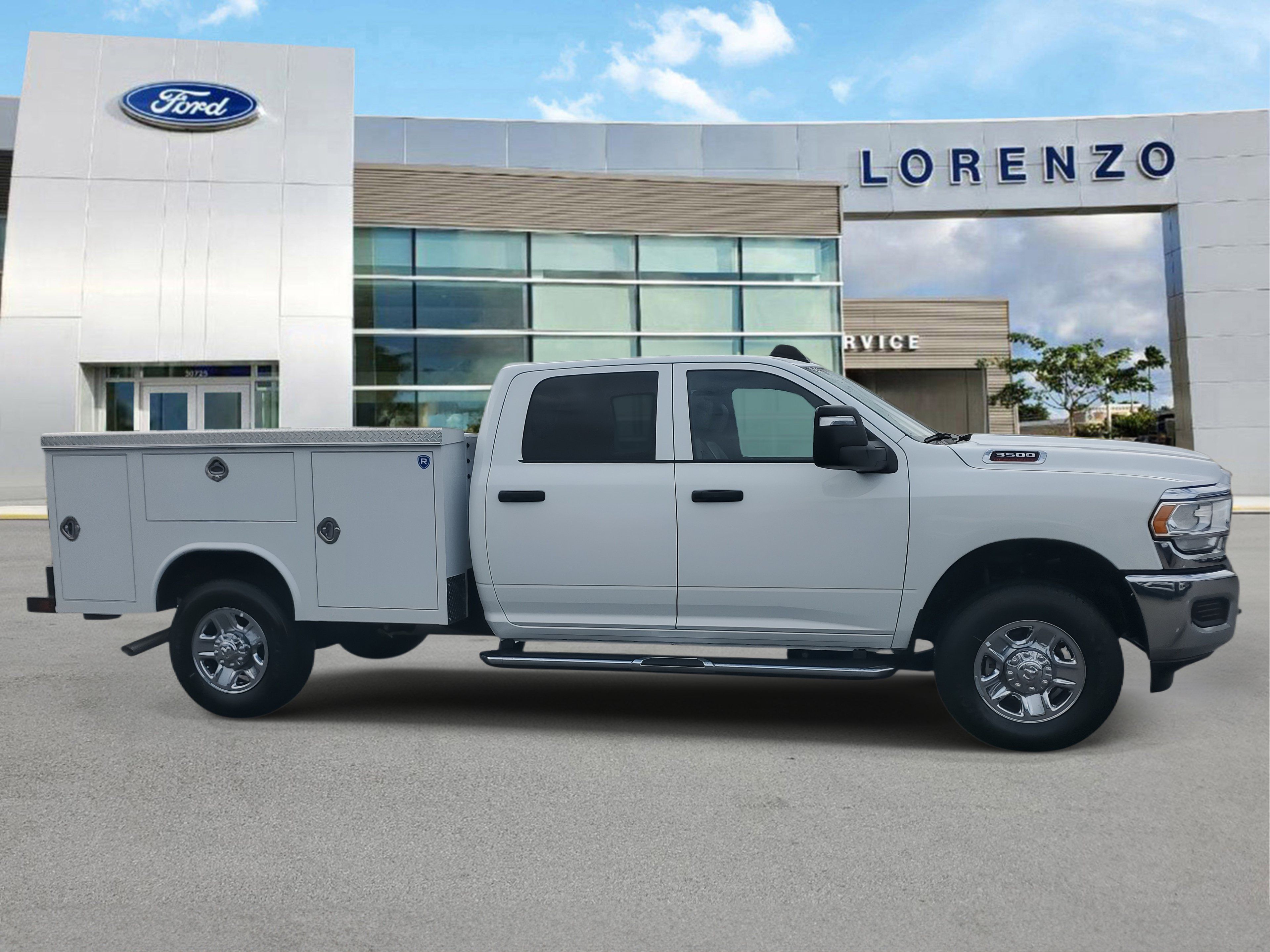 Used 2024 RAM 3500 Tradesman w/ Chrome Appearance Group AWD/4WD image 4