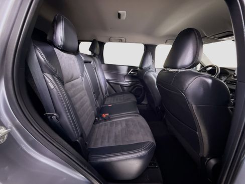 Used 2022 Mitsubishi Outlander SE image 27