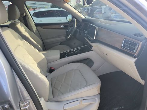 Certified 2024 Volkswagen Atlas SE w/ Panoramic Sunroof Package FWD image 5