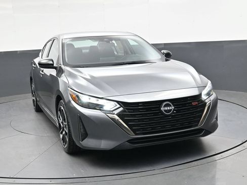 Used 2025 Nissan Sentra SR FWD image 14
