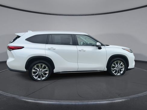 Used 2022 Toyota Highlander Limited FWD image 9