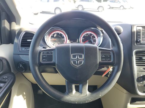 Used 2020 Dodge Grand Caravan SE w/ UConnect Hands-Free Group image 25