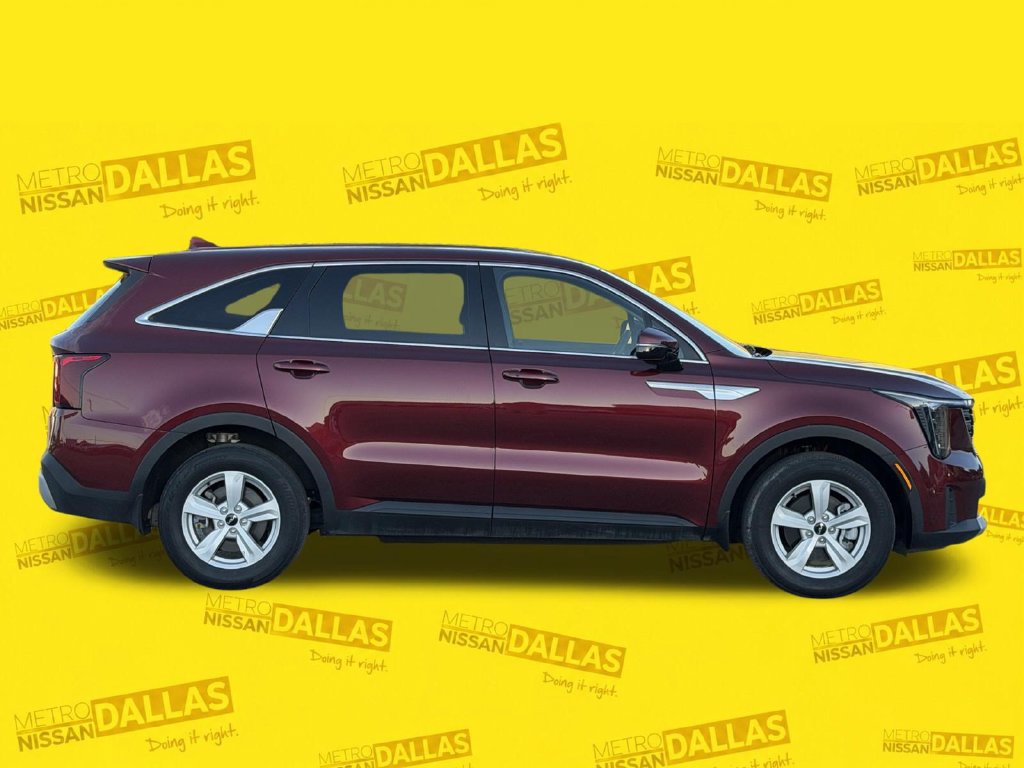 Used 2025 Kia Sorento LX FWD image 3