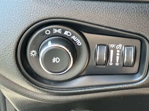 Used 2023 Jeep Renegade Altitude AWD/4WD image 24